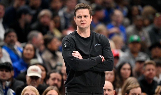 亚博-关键！爱德华兹三分不进抢板裁判先吹前场球 哈迪挑战成功得球权