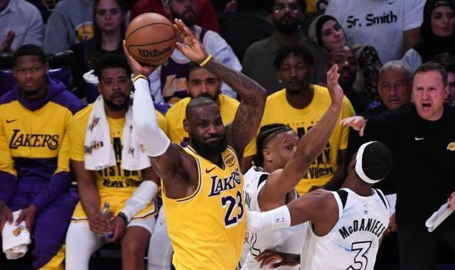 亚博体育平台-40岁詹皇逆生长！疯狂二月场均29+10+7：卢卡解放他