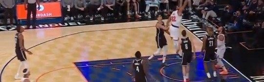 亚博-这球挺硬！唐斯篮下扛开克洛尼 旱地拔葱单臂暴扣！