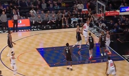 亚博-这球挺硬！唐斯篮下扛开克洛尼 旱地拔葱单臂暴扣！