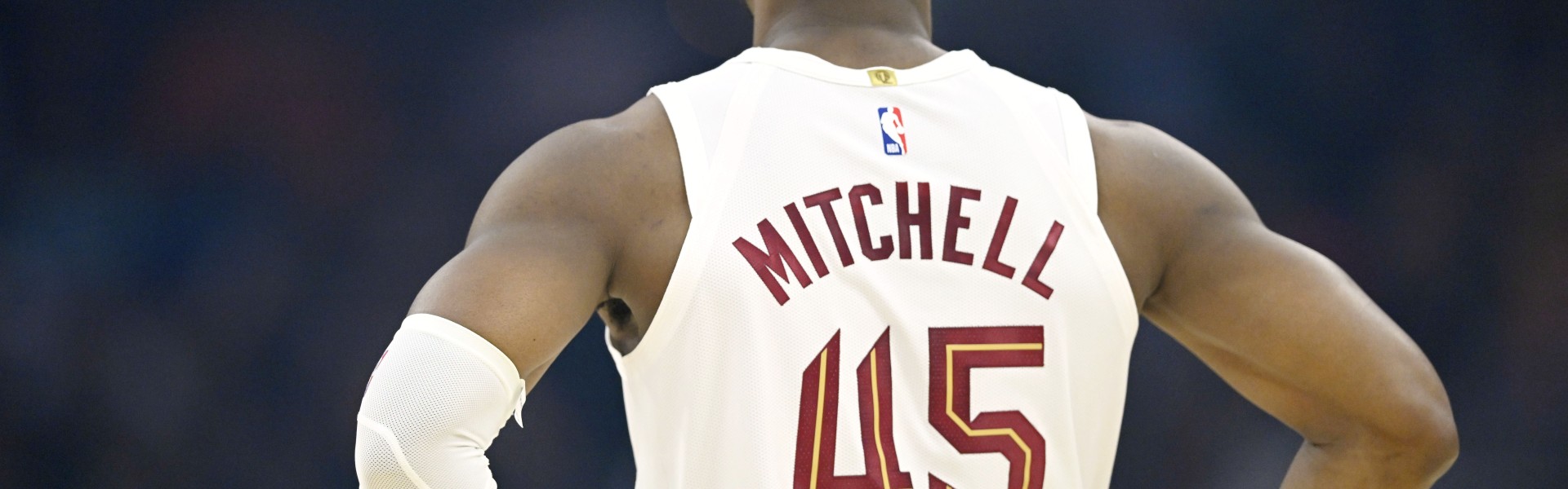 亚博-赶紧支棱起来！米切尔半场低迷6中1仅得2分 正负值-14全场最低